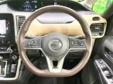 【純正革巻きステアリング】上質な革を使用することで、手にしっかり馴染みとても運転しやすいハンドルです♪