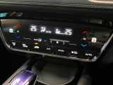 【左右独立型フルオートエアコン】運転席と助手席でそれぞれお好みの温度に設定可能。同乗者にも配慮した、快適な空調をお届け致します。