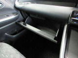室内に小物を入れる収納スペースがあれば車内が片付きますね☆