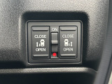 運転席の手元で両側スライドドアの開閉操作が可能です。