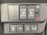 両側電動スライドドアは運転席から操作ができるよう、操作スイッチが付いています。Hondaセンシング用のVSA(ABS+TCS+横滑り抑制)解除と路外逸脱抑制機能のオンオフスイッチなどがあります。