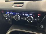 フルオートエアコンディショナーとなっております。運転席と助手席でそれぞれで温度設定ができますので、快適にドライブをすることができます。