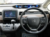 運転にかかわる様々な操作を安全に行えるように視点移動が少なく、操作性に配慮されたスイッチ類が凝縮されたコクピットです。