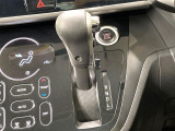 インパネシフトならハンドルからの移動距離が短く操作もスムーズ!また、足元が広くなりすっきりしますので、大柄な方でも快適にお過ごしいただけます。