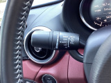 レバーをAUTOの位置にしているとき、レインセンサーが雨を感知すると、雨量に応じてワイパーが自動で作動してくれるオートワイパーを装備!設定変更で非作動にすると、間欠作動に固定されます。