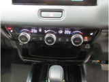 オートエアコンは左右席で独立温度コントロールが可能です。シートヒーター付きで、冷えた車内でもスイッチを押せば数秒で座面と背もたれがあたたかくなります。