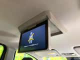 【フリップダウンモニター】大画面モニターで後席でもエンタメをお楽しみいただけます。小さなお子様にも大人気の装備です♪