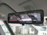 インテリジェントル-ムミラ-付です。切り替えレバーで車両後方の映像をミラーに映し出すので車内の状況や天候に左右されず、とっても見やすいです!