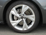 全車両に標準装備の純正アルミホイールは、純正ならではのバランスの良いデザインと、走行安定性をお楽しみ頂けます。