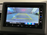 リバースギアに入れるだけで後方の表示へ切り替わります。夜間や雨の日の駐車も楽になりますよ。