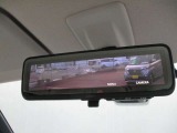 スマートルーミラー装備車両後方のカメラ映像をミラ-面に映し出すので、車内の状況や、天候などに影響されにくく、よりクリアな後方視界が得られます。