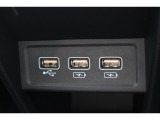 2つのUSB給電ソケットと、ナビオーディオ連携のUSBソケットを備えています。