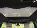 【パノラマルーフ】大型のガラスルーフ搭載で車内の解放感が一気にアップ!開放的なドライブをお楽しみいただけます。