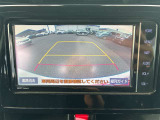 【バックモニター】後方の障害物や歩行者を確認できるバックモニター。狭い駐車場や混雑した場所でも安心して車を操作できます。