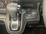 CVT車のセレクトレバーです。低速から高速まで、変速ショックのないスムーズな走りと、エンジン効率のよい領域を維持して燃費にも貢献します。サイドブレーキはスイッチ操作の電子制御パーキングブレーキです。