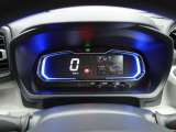 シンプルな中にも質感と新鮮さを表現したインテリア。 広い視界や扱いやすいスイッチ・レバー類、大型で見やすい自発光式デジタルメーターなど、デザインも機能性もスマートな空間です。