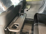 【シートバックテーブル】席背面には格納式のテーブルを装備。ちょっとした荷物が掛けられて便利なコンビニフック付です!