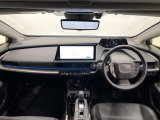 シンプルながら機能性あふれる運転席廻りです。視界性もよく、運転しやすいですよ。