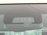 【三菱e-Assist】走行中に前方の車両等を認識し、衝突しそうな時は警報とブレーキで衝突回避と被害軽減をアシスト。より安全にドライブをお楽しみいただけます。
