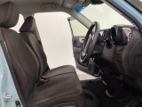 座面も厚みがあり背もたれも高く、広い足元にゆったり座れるシートです。運転席と助手席の間が空いている為、助手席側への移動がスムーズです。交通量の多い道でも助手席側から乗り降りができます。