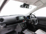 ダイハツのお店では、ダイハツ車を知り尽くしたプロフェッショナルが、専用の診断機器を使って各システムを点検しております。