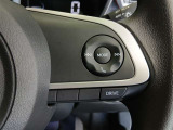 ステアリングには運転中でも簡単に操作できる各種スイッチついてます