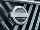 日産マーク下部にはフロントカメラが装着されております!KUHLでは納車前に内外装を仕上げさせて頂きますので、ご納車時は綺麗な状態でお渡しさせて頂きます!