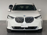 存在感あるBMWキドニーグリルとシャープなLEDヘッドライトが印象的なフロントフェイス。BMWアイコニック・グローがキドニーグリルを美しく照らし、昼夜を問わず存在感のある表情を演出します。
