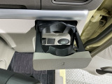 格納式のカップホルダーがあります。