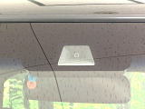 【ホンダセンシング】走行中に前方の車両等を認識し、衝突しそうな時は警報とブレーキで衝突回避と被害軽減をアシスト。より安全にドライブをお楽しみいただけます。