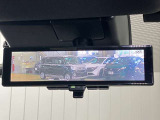 【インテリジェント ルームミラー】車両後方のカメラ映像をミラー面に映し出すので、車内の状況や、天候などに影響されずいつでもクリアな後方視界が得られます!