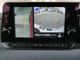ギアを『R』に入れた後、カメラボタンを押すと、運転席から見えない左側面をナビ画面にうつしてくれるので、幅寄せや縦列駐車がし易くなります。