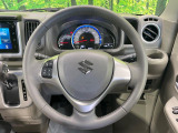 インテリアに合わせたデザインのステアリングは、運転される方のことも考え、運転しやすい形状、大きさです。是非一度、実際に触ってお確かめください。