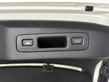 電動テールゲートの操作スイッチです。手荷物が多い時などに大変便利な機能です。