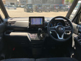 すっきりした運転席周りにはナビやエアコンの操作パネルを設置しておりますので、お一人での運転でもご安心できます。