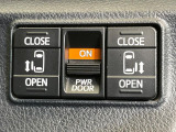 【両側パワースライドドア】スマートキーや運転席のスイッチで後席両側スライドドアの開閉が可能♪電動だから力を入れてドアを開ける必要が無く、小さなお子様でも簡単に開け閉めでき快適です♪