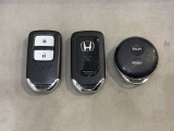 スマートキーを装備しています。鍵を差し込むことなくドアロックの開け閉めと、スタートボタン操作でのエンジンスタートができます。加えて、純正リモコンエンジンスターター用の操作キーもついています。