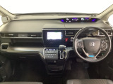 車内は光触媒抗菌消臭施工済です。スタイリッシュなデザインでスポーティなインパネ周りを演出します。グローブボックスやカップホルダーのほかにトレーなどたくさんの収納スペースが付いています。