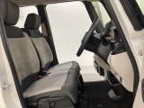女性でも運転がしやすいように、シートの高さ調整機能(シートリフター)がついています。運転席と助手席の間が空いている為、助手席側への移動がスムーズです。交通量の多い道でも助手席側から乗り降りができます。