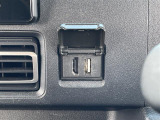 【USB端子】USB接続もついていますので携帯などの電子機器の充電にも使えて便利です♪