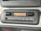 【オートエアコン】一度お好みの温度に設定すれば、車内の温度を検知し風量や温度を自動で調整。暑い&hellip;寒い&hellip;と何度もスイッチ操作をする必要はありません。快適な車内空間には必須の機能ですね♪