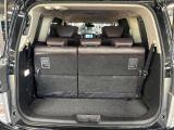 トランク収納スペースをご確認ください。荷物の積み下ろしがしやすい広さを確保しており、日常使いからレジャーまで幅広く活用できます。