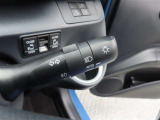 スイッチをオートに設定しておけば、車外の明るさに応じて自動的にヘッドランプを点灯・消灯します。夕暮れ時やトンネルの続く山道などを走行する時に便利なコンライトを装備しています。