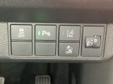 ハンドルの右側にはヘットライトリベライザーとHondaセンシング用のメインスイッチがついています。ヘッドライトリベライザーは道路状況や積荷の加重に応じてライトの高さを調節できます。