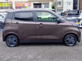 【踏み間違い衝突防止アシスト】 駐車操作中ブレーキが遅れ障害物と衝突する危険を察知したり、ブレーキとアクセルを間違え踏み込んだ時、クルマがエンジン出力やブレーキを制御し衝突防止を支援します。