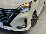 前方や対向車部分だけ切り分けてハイビームになるアダプティブLEDヘッドライトです。