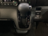 CVT車のセレクトレバーです。低速から高速まで、変速ショックのないスムーズな走りを実現するとともに、エンジン効率のよい領域を維持することで燃費にも貢献します。