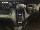 CVT車のセレクトレバーです。低速から高速まで、変速ショックのないスムーズな走りを実現するとともに、エンジン効率のよい領域を維持することで燃費にも貢献します。