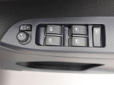 パワーウィンドウのスイッチです。 運転席に居ながら助手席の窓を開け閉めできるので便利ですよ。 ロック機能も付いてるので子供がイタズラして窓を開けるという事もできなくできますよ。