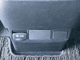 後部座席からも充電ができます!